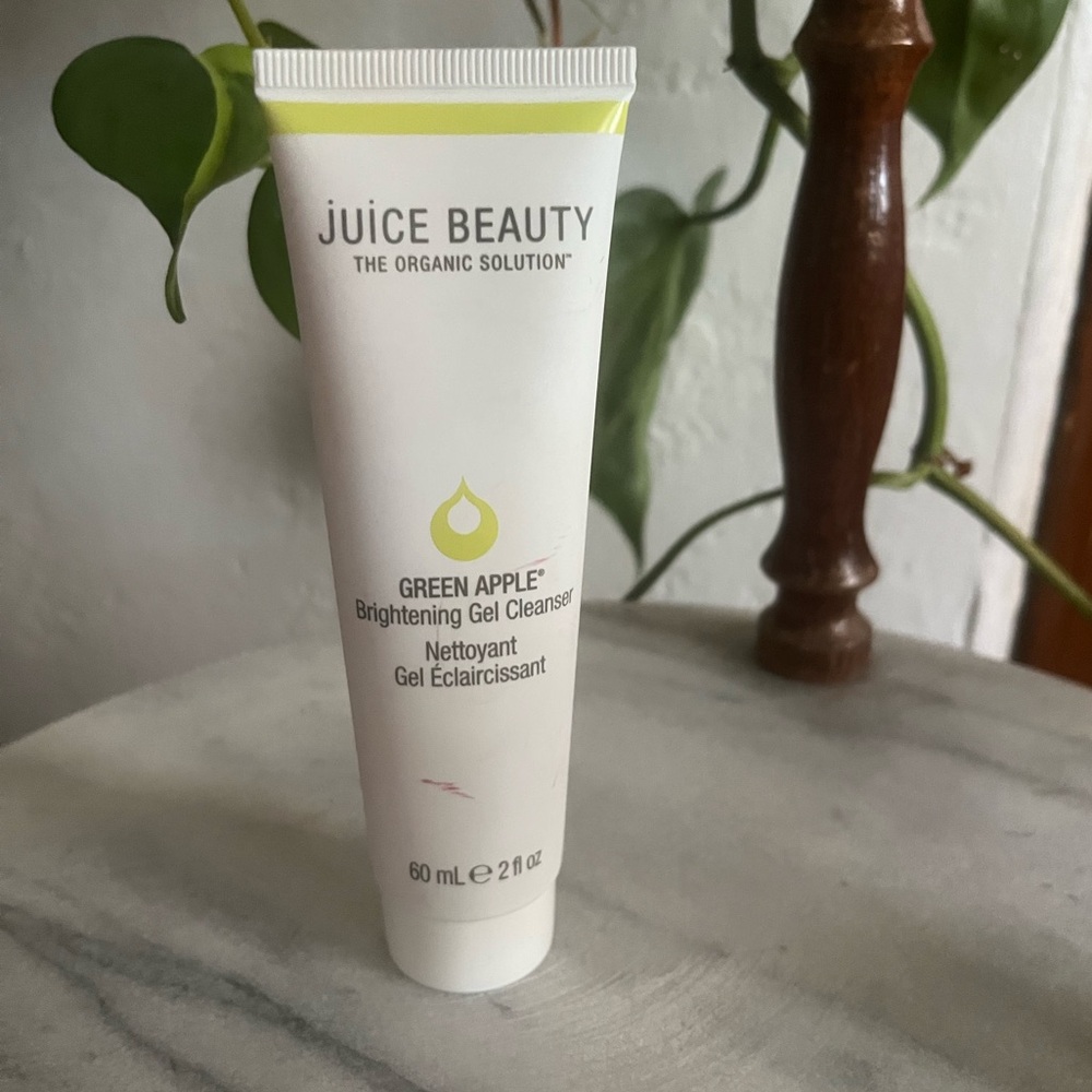 ✨$5 juice beauty green apple brightening gel cleanser 50 mL / 2 fl oz